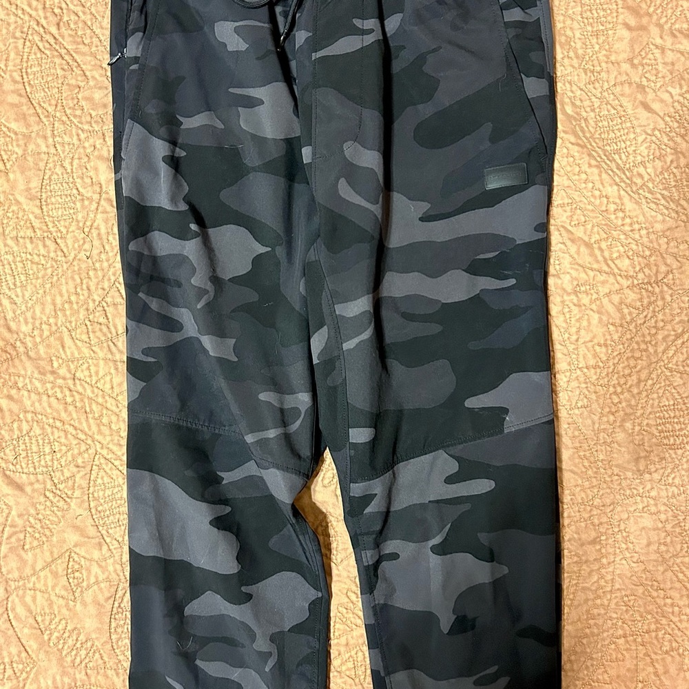 Hollister Men's Dark Camouflage Cargo Pants